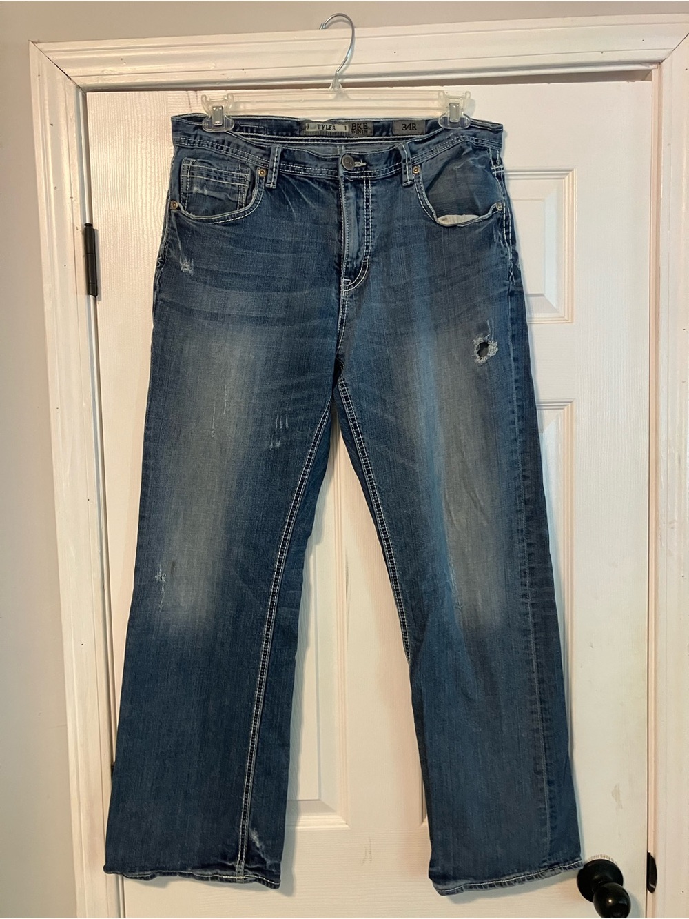 BKE Tyler Mens Size 34R Light Wash Straight Leg Embroidered Buckle Jeans
